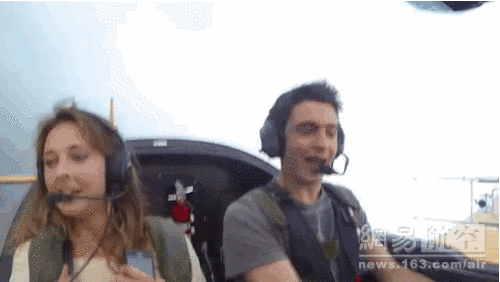 英国乘客体验特技飞行 美女尖叫头发散乱(4)