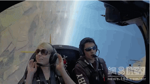 英国乘客体验特技飞行 美女尖叫头发散乱(6)