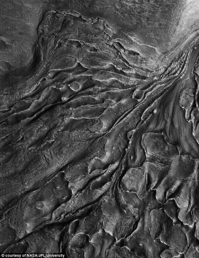 火星蜘蛛状奇特地形科学解释:由干冰升华形成