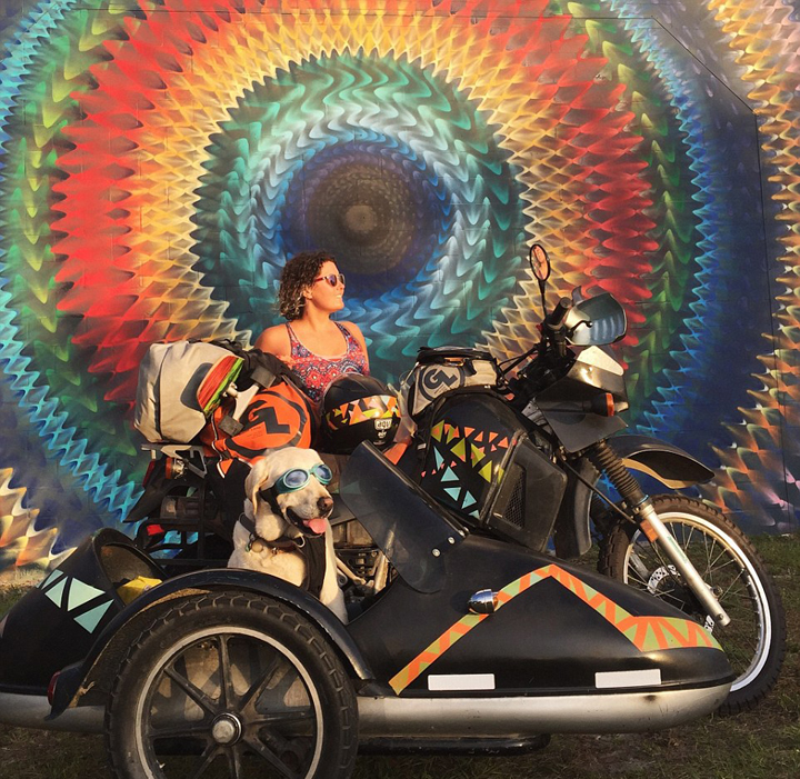 美女子骑三轮摩托与爱犬穷游美国(2)