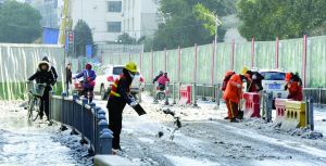 江苏多地气温破20年来最低值 稀饭倒扣纹丝不动 南京一些路段积雪成冰,环卫工一大早赶到现场清除