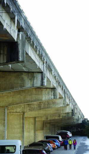 江苏多地气温破20年来最低值 稀饭倒扣纹丝不动 昨天,南京气温降到-10℃,苜蓿园大街附近的高架桥上挂起又大又粗的冰凌,很危险