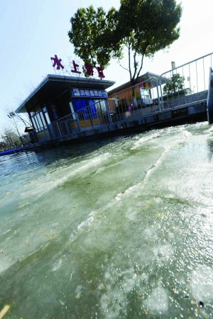 江苏多地气温破20年来最低值 稀饭倒扣纹丝不动 南京玄武湖近几年来第一次结冰