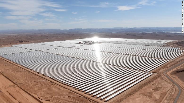 摩洛哥沙漠中建起世界最大太阳能发电厂(1)