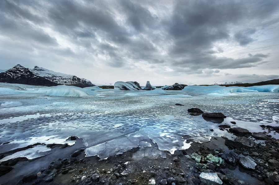 黑火山灰沙滩遍布钻石冰块 定格冰川湖美景(