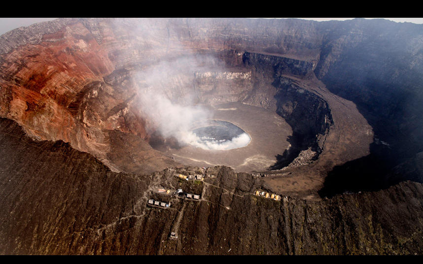 火山学家近距离操纵无人机拍摄火山口(5)
