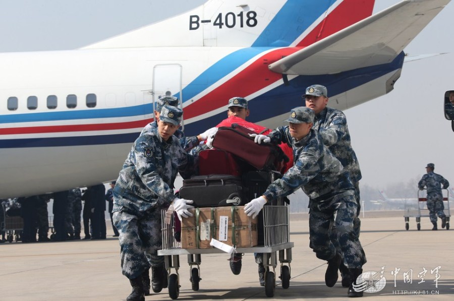 空军执行"两会"专机任务 5名战士推行李车