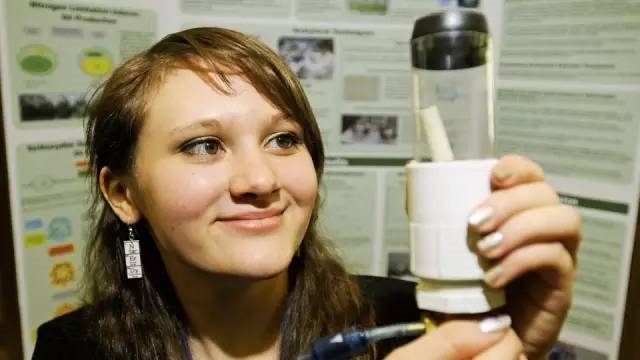 17岁女孩发明海藻变石油一桶成本2美元(2)