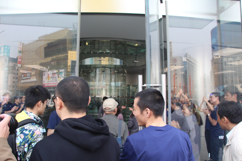 北京果粉大妈为女儿排队抢购IPhone SE(4)