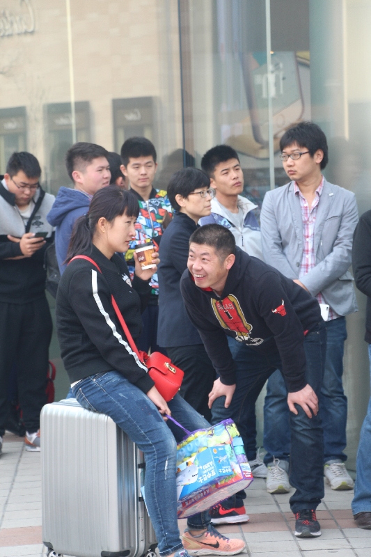 北京果粉大妈为女儿排队抢购IPhone SE(5)