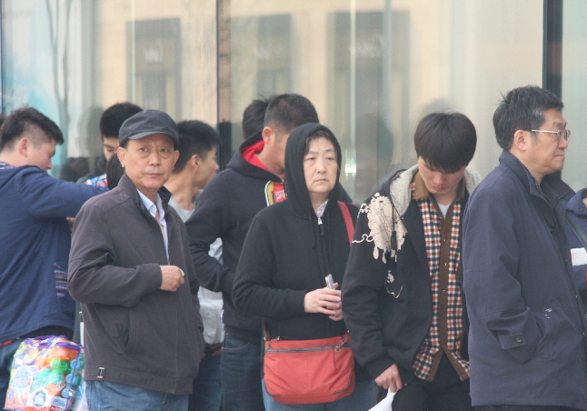 北京果粉大妈为女儿排队抢购IPhone SE(2)