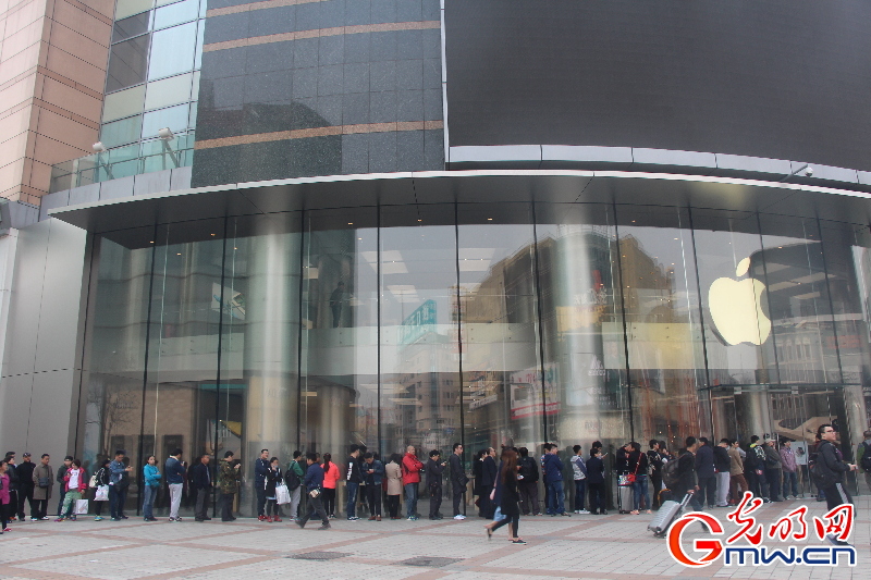 北京果粉大妈为女儿排队抢购IPhone SE(1)