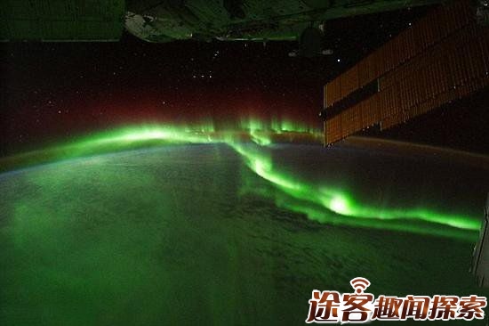 宇宙中地球磁场减弱 太阳风粒子侵入大气层(3