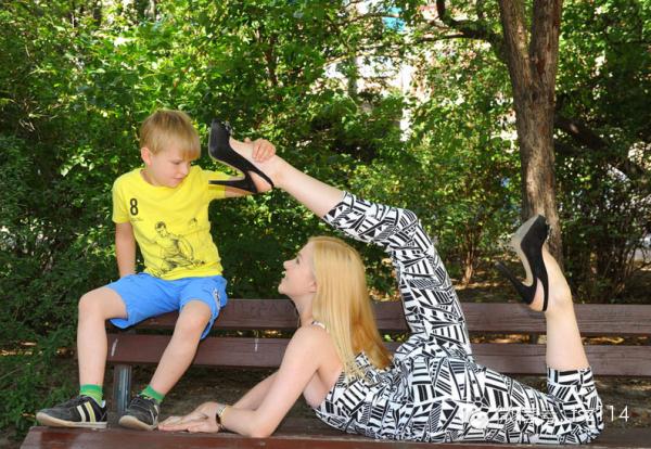 软体美女表演柔术﹐来自俄罗斯的模特Zlata