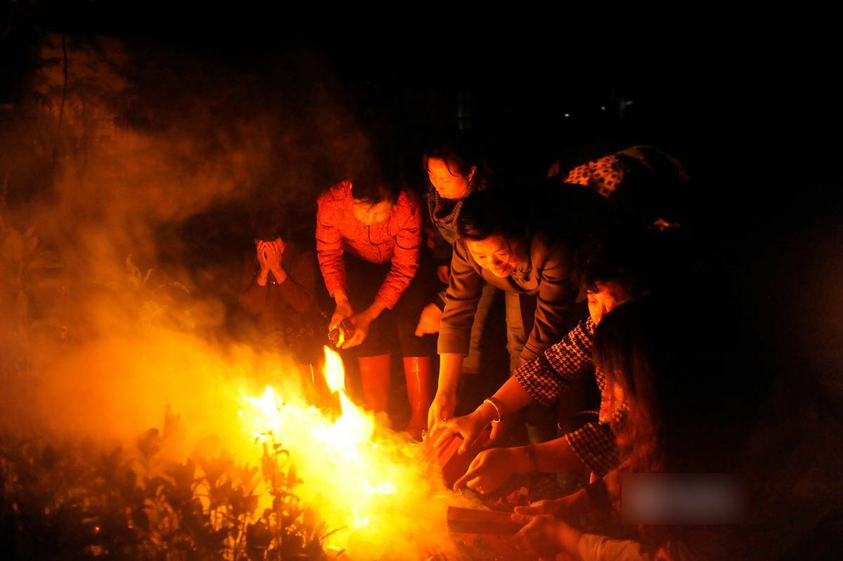  人大男男表白拥吻  郑州服装厂起火爆炸|人大|男