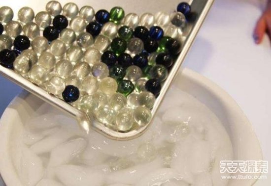 女子把玻璃珠烤完丢冰中 结果惊呆