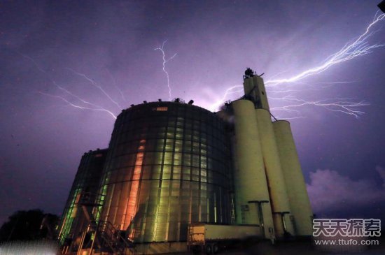 美国遭遇龙卷风 场景犹如科幻电影