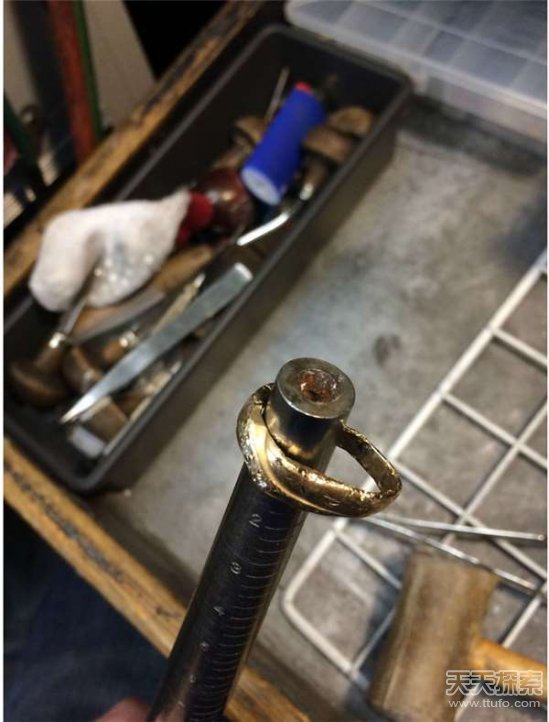 男子把婚戒掉进绞碎机：改造完后让人惊叹
