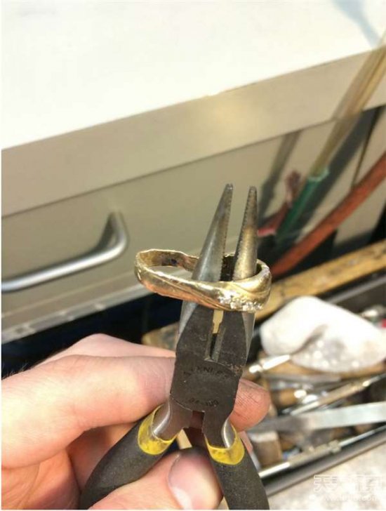 男子把婚戒掉进绞碎机：改造完后让人惊叹