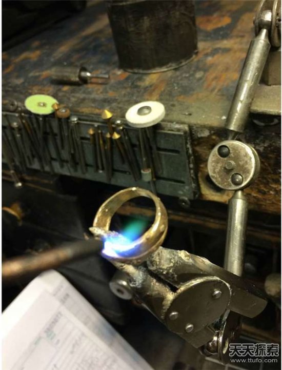 男子把婚戒掉进绞碎机：改造完后让人惊叹