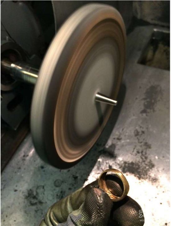 男子把婚戒掉进绞碎机：改造完后让人惊叹