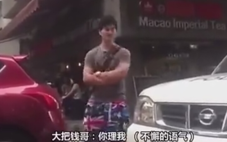 “土豪”当交警面撕罚单 扬言：我大把有钱随便开