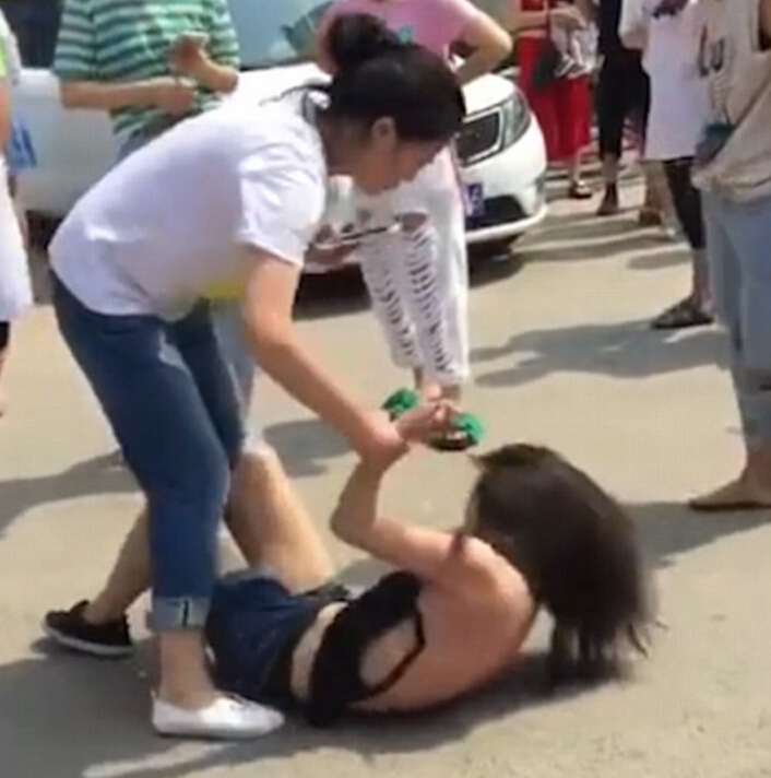 晚悦读:女实习生疑遭记者诱奸 小三当街被扒衣拍照