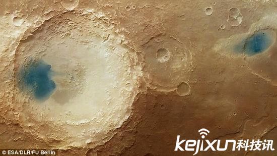 火星陨石坑内惊现蓝色湖泊?外星人存在新证据