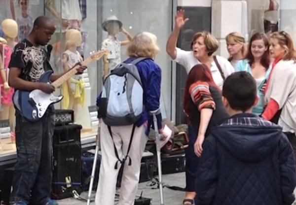 英女子妨碍街头艺人表演 市民投钱相护