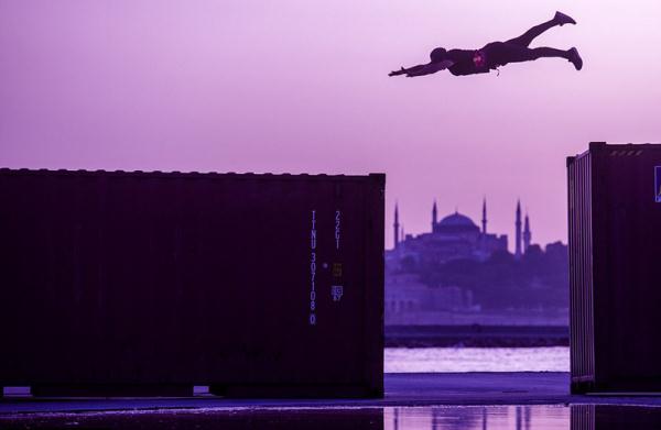 土耳其男子50米集装箱上玩自由飞跃