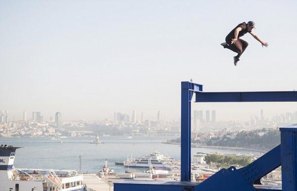 土耳其男子50米集装箱上玩自由飞跃