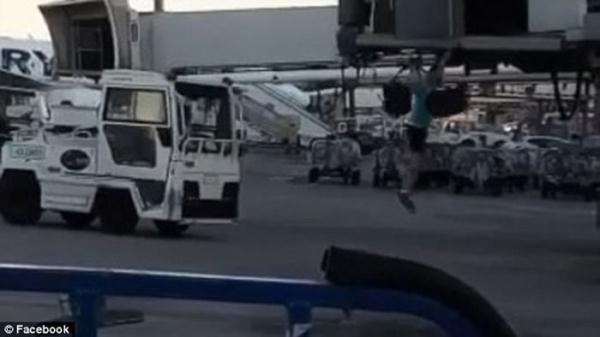 西班牙马德里国际机场男子错过登机 跑道狂奔追飞机