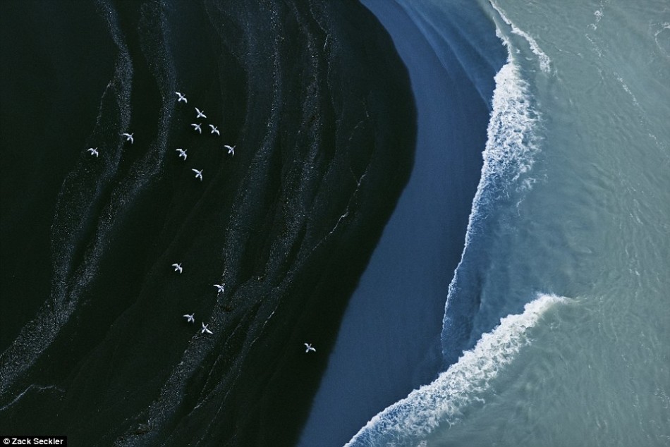摄影师航拍记录绝美冰岛:除了足球还有自然风