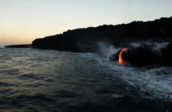 夏威夷火山爆发 高温熔浆流淌成奇观
