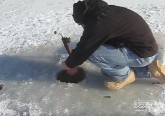 男子冰上凿洞钓鱼 下一幕让人震惊