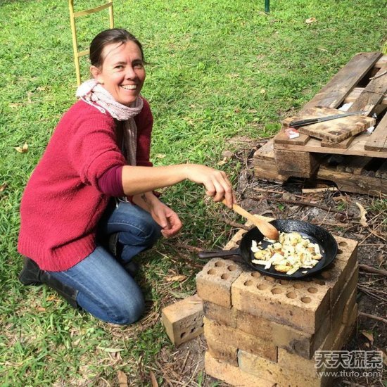 不花钱过日子 女子体验原始人生活
