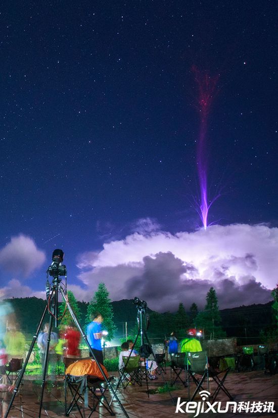 划过中国天空的紫红闪电！ 极为罕见的巨大喷流