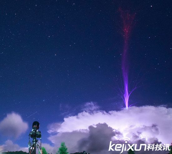 划过中国天空的紫红闪电！ 极为罕见的巨大喷流