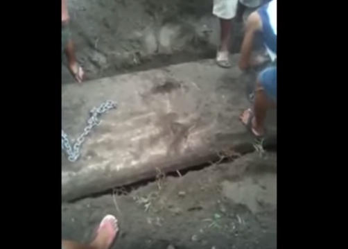 惊呆了！男子挖开死去15年的祖父坟墓