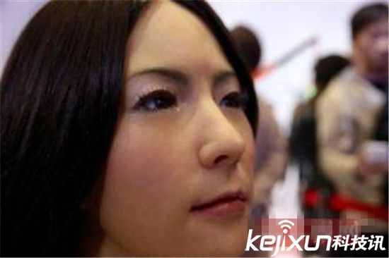 美女机器人亮相世界机器人大会引围观 与人类