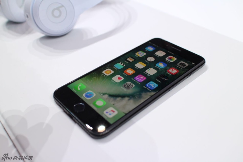 iPhone 7发布迎10大更新 亮黑配色成亮点(12)