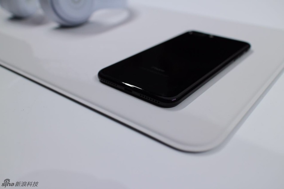 iPhone 7发布迎10大更新 亮黑配色成亮点(15)