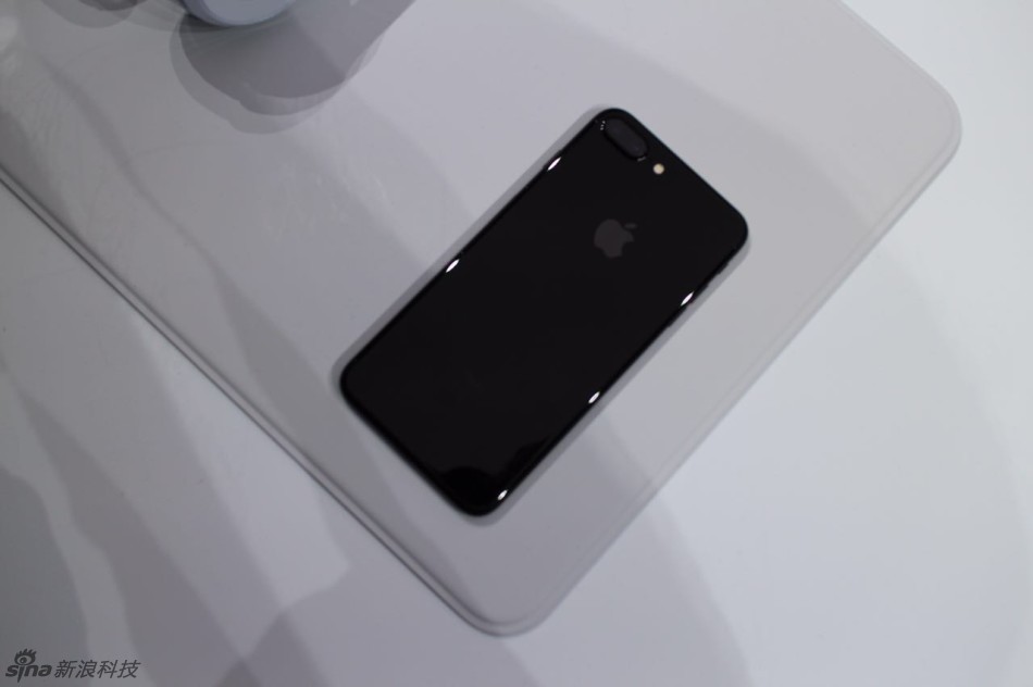 iPhone 7发布迎10大更新 亮黑配色成亮点(16)