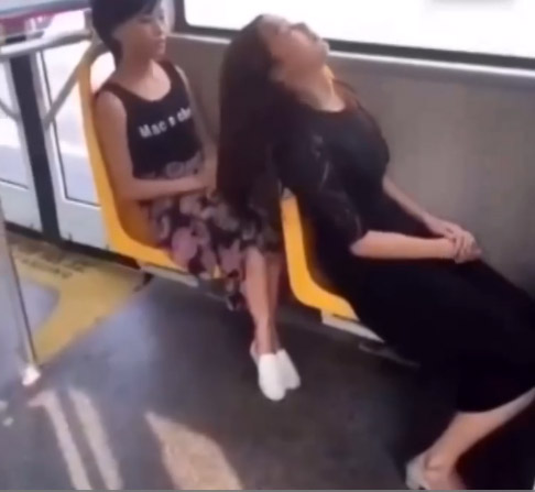 美女在公交车上睡着以后