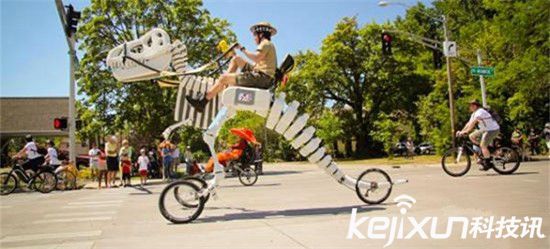 男子骑霸王龙出门上街 这也太拉风了!