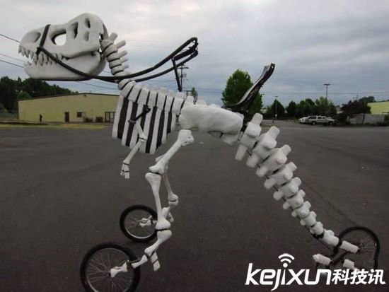 男子骑霸王龙出门上街 这也太拉风了!