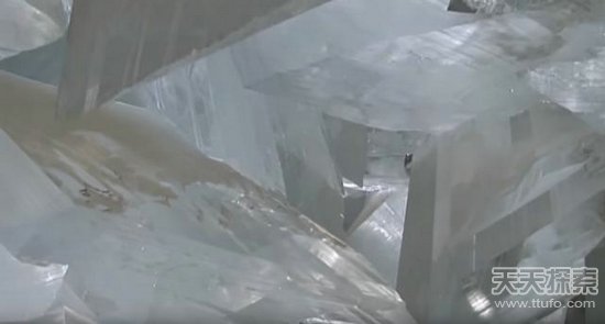 男子爬山捡到一颗怪石 专家鉴定后发财了