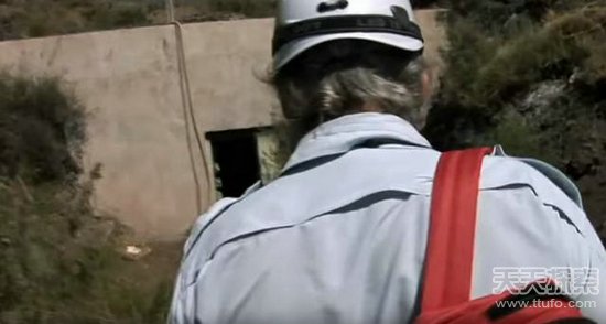 男子爬山捡到一颗怪石 专家鉴定后发财了