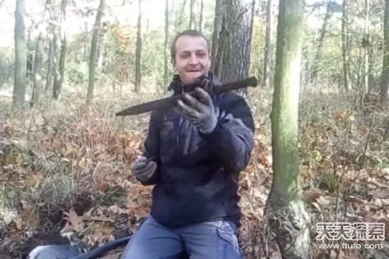 男子爬山捡到一颗怪石 专家鉴定后发财了