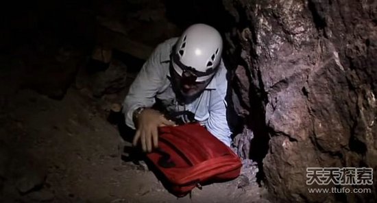 男子爬山捡到一颗怪石 专家鉴定后发财了